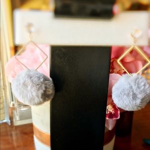 Free with any bundle of 2!!!! Fashion earrings